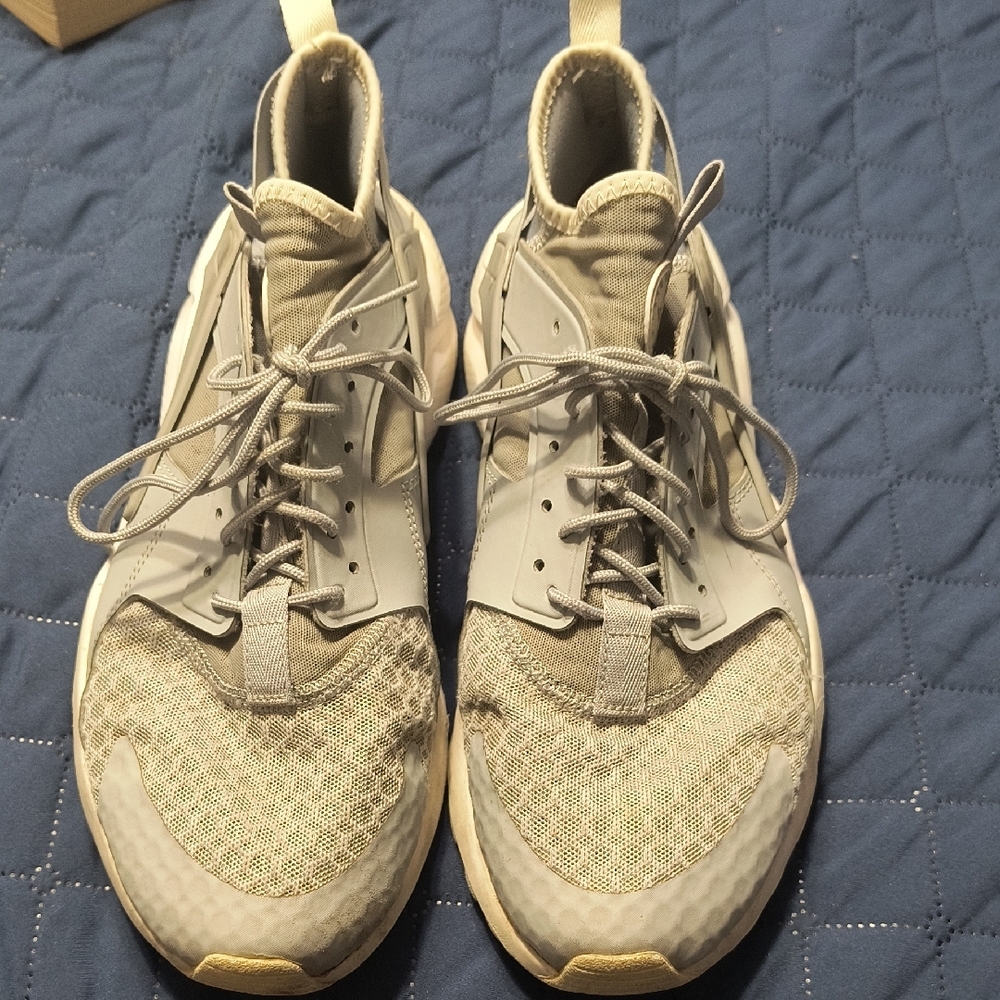 Nike Light Gray and Cream Sneakers - Picture 2 of 8